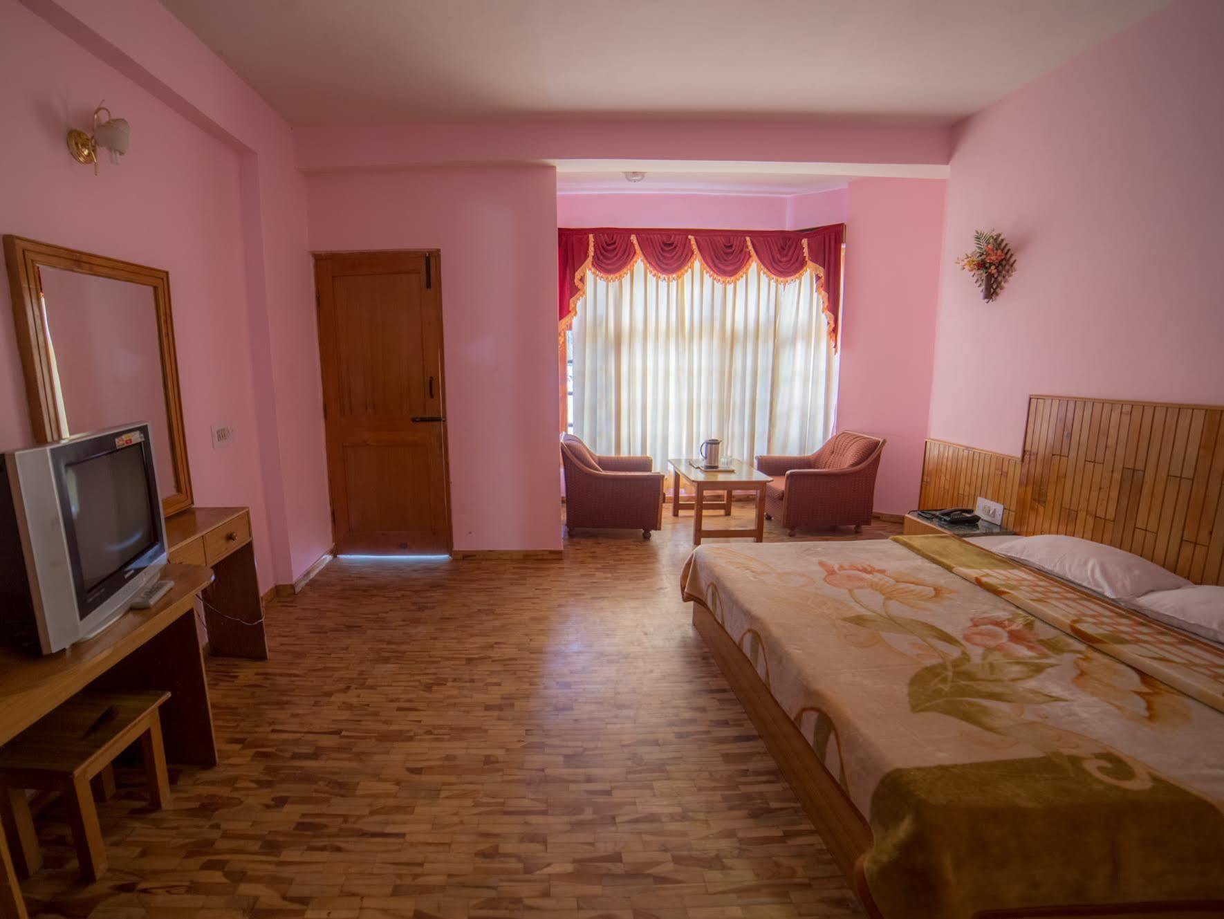 Hotel Satkar Residency - Riverside Old Manali Buitenkant foto